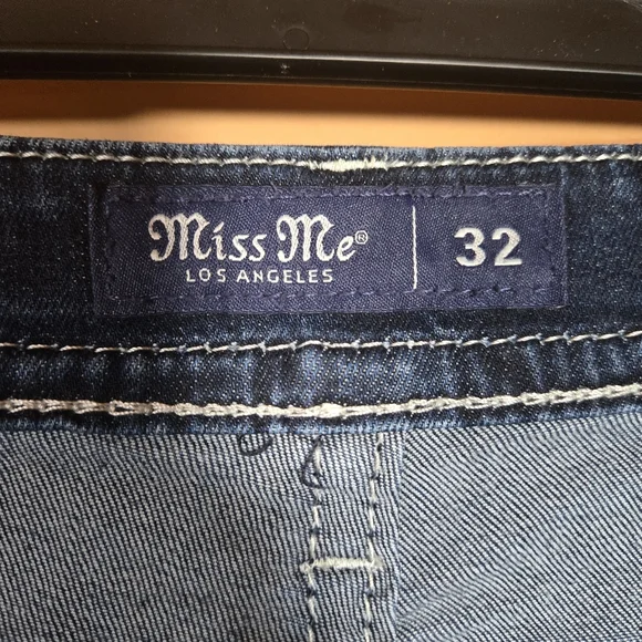 Miss Me Mid-Rise Curvy Crop Bermuda Shorts 32 Dark Wash Embellished Pockets - Picture 7 of 9